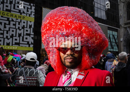 New York, NY - 21. April 2019. Einen Afrikaner Mann in einem überdimensionalen roten Afro am Ostern Mütze Parade und Festival auf der New Yorker Fifth Ave Stockfoto