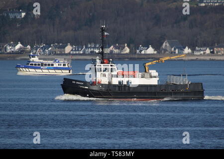 SD Omagh, ein Oban-Klasse Ausschreibung durch die Serco Marine Services betrieben, vorbei an Gourock während der Gemeinsamen Krieger 19-1, mit MV Ali Katze im Hintergrund. Stockfoto