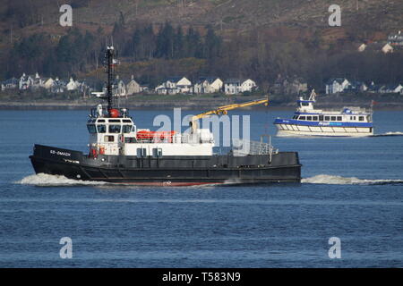 SD Omagh, ein Oban-Klasse Ausschreibung durch die Serco Marine Services betrieben, vorbei an Gourock während der Gemeinsamen Krieger 19-1, mit MV Ali Katze im Hintergrund. Stockfoto