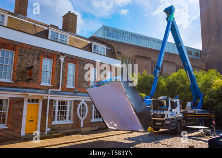 London, UK, 22. Mai 2018: ein Kran mit einem gigantischen Softbox, die im Film Beleuchtung Industrie am Standort verwendet werden, Stockfoto