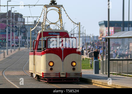 1934 30s Blackpool Boat 227 Tram Charlie Cairoli Blackpool , Lancashire. Ostern Gold Heritage Wochenende Straßenbahnen, fylde Küste, Straßenbahn, Trolleybus, Trolleybusse von früheren Fährpassagiere entlang der Blackpool Küste. Stockfoto