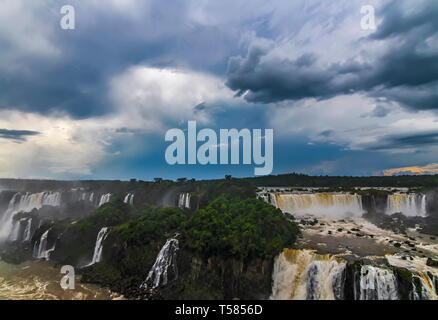 Panorama Blick auf die Iguazu Wasserfälle aus Brasilien Seite Stockfoto