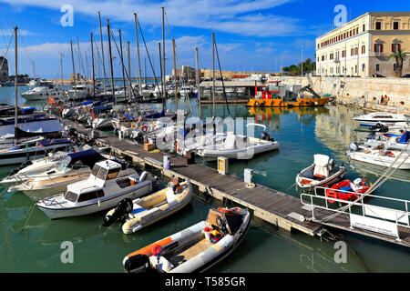 Trani Apulien/Italien - 2014/08/24: Panoramablick auf die trani Adria Yacht Hafen und Marina mit Boote und Yachten an den Stegen angedockt w eingekreist Stockfoto