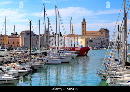 Trani Apulien/Italien - 2014/08/24: Panoramablick auf die trani Adria Yacht Hafen und Marina mit Boote und Yachten an den Stegen angedockt w eingekreist Stockfoto