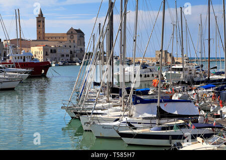 Trani Apulien/Italien - 2014/08/24: Panoramablick auf die trani Adria Yacht Hafen und Marina mit Boote und Yachten an den Stegen angedockt w eingekreist Stockfoto