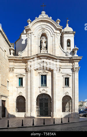 Trani Apulien/Italien - 2014/08/24: Fassade der St. Teresa Kirche Chiesa di Santa Teresa - An der Piazza Sedile San Marco Platz in Trani Altstadt Stockfoto