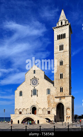 Trani Apulien/Italien - 2014/08/24: Dom St. Nikolaus der Pilger - Kathedrale San Nicola Pellegrino - An der Piazza Duomo in Trani Stockfoto