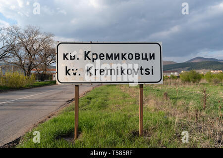 Kremikovtsi Bezirk Sofia, Bulgarien, Road Sign Квартал Кремиковци София, пътна табела Stockfoto