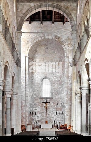 Trani Apulien/Italien - 2014/08/24: Innenansicht der Kathedrale von St. Nikolaus der Pilger - Kathedrale San Nicola Pellegrino - An der Piazza Duomo Stockfoto