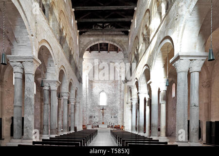 Trani Apulien/Italien - 2014/08/24: Innenansicht der Kathedrale von St. Nikolaus der Pilger - Kathedrale San Nicola Pellegrino - An der Piazza Duomo Stockfoto