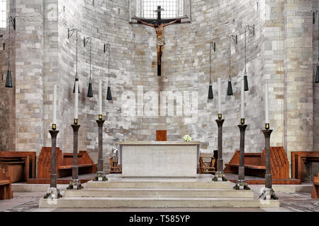 Trani Apulien/Italien - 2014/08/24: Innenansicht der Kathedrale von St. Nikolaus der Pilger - Kathedrale San Nicola Pellegrino - An der Piazza Duomo Stockfoto