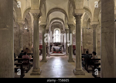 Trani Apulien/Italien - 2014/08/24: Innenansicht der Kathedrale von St. Nikolaus der Pilger - Kathedrale San Nicola Pellegrino - An der Piazza Duomo Stockfoto