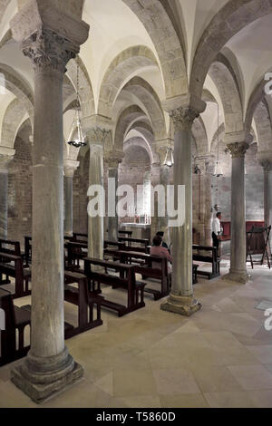 Trani Apulien/Italien - 2014/08/24: Innenansicht der Kathedrale von St. Nikolaus der Pilger - Kathedrale San Nicola Pellegrino - An der Piazza Duomo Stockfoto