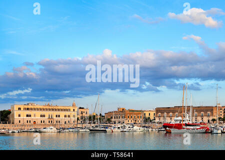 Trani Apulien/Italien - 2014/08/24: Panoramablick auf die trani Adria Yacht Hafen und Marina mit Boote und Yachten an den Stegen angedockt w eingekreist Stockfoto