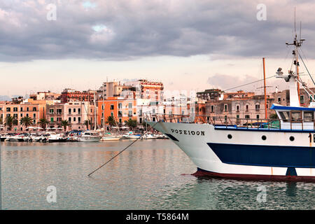 Trani Apulien/Italien - 2014/08/24: Panoramablick auf die trani Adria Yacht Hafen und Marina mit Boote und Yachten an den Stegen angedockt w eingekreist Stockfoto