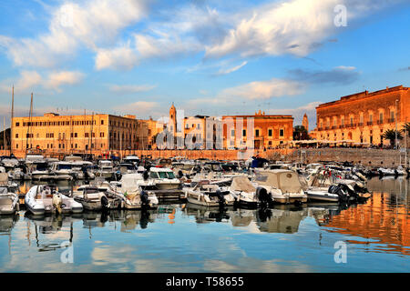 Trani Apulien/Italien - 2014/08/24: Panoramablick auf die trani Adria Yacht Hafen und Marina mit Boote und Yachten an den Stegen angedockt w eingekreist Stockfoto