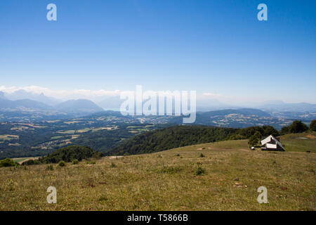 Höhe Panorama über See von Annecy und Französische Haute Savoie Tal mit Scheune auf einem sonnigen Sommertag Stockfoto