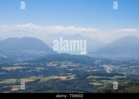 Höhe Panorama über See von Annecy und Französische Haute Savoie Tal an einem sonnigen Sommertag Stockfoto