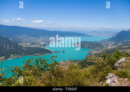 Höhe Panorama über See von Annecy und Französische Haute Savoie Tal an einem sonnigen Sommertag Stockfoto