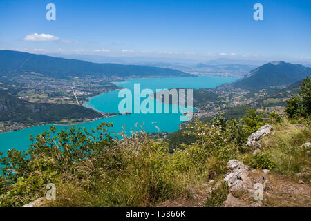 Höhe Panorama über See von Annecy und Französische Haute Savoie Tal an einem sonnigen Sommertag Stockfoto