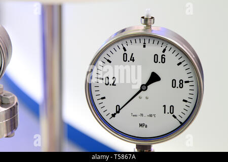 Manometer - ein Gerät zur Messung der Druck der Flüssigkeit in der Pipeline. Stockfoto