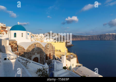 Blauen und Weißen gewölbten Kirchen bei Sonnenuntergang auf Santorini griechische Insel, Stadt Oia, Santorini, Griechenland. Stockfoto