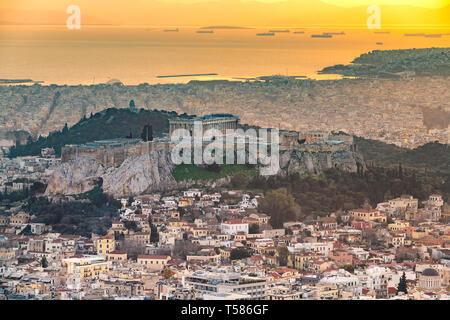 Sonnenuntergang Blick auf Athen und die Akropolis mit dem Parthenon in Athen, Griechenland. Stockfoto