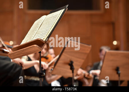 Violine Spieler Hand Detail während Philharmonic Orchestra Performance Stockfoto