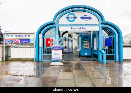 Eintritt zum Festival Pier, ein Stopp für die Bootstour auf der Themse, London, England, GB, UK Stockfoto