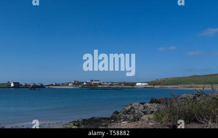 Blick über Borthwen zu Rhoscolyn Dorf auf der heiligen Insel ISLE OF ANGLESEY Wales UK aus allen Wales Küstenweg gesehen Stockfoto