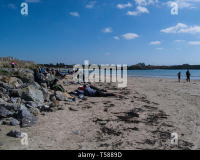 Urlauber die meisten schönen sonnigen Tag am Sandstrand Rhoscolyn Borthwen Cove heilige Insel Insel Anglesey im Norden von Wales, Großbritannien Stockfoto