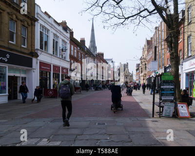 Blick entlang stark befahrener Straße in Richtung Osten die berühmte Kathedrale und Market Cross Chichester West Sussex England Großbritannien Stockfoto