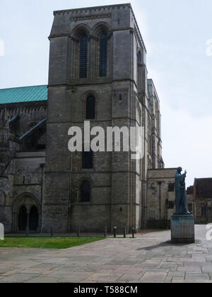 Statue des Hl. Richard 1. Bischof von Chichester im Revier vor dem Haupteingang der Kathedrale West Sussex England Großbritannien Stockfoto