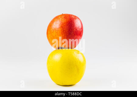 Nahaufnahme Blick auf ein Roter und gelber Apfel Früchte mit weißem Hintergrund Stockfoto