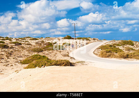 Eine runde Schild mit einer Nummer 30 in der Nähe einer kurvenreichen Asphaltstraße in der Nähe von Kap Greco, Zypern. Viele weiße Wolken am Himmel, kargen orange sandigen Hügel, weite Stockfoto