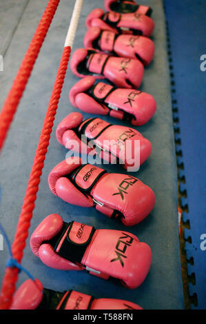 Rosa Boxhandschuhen. Mal ABC Boxing Club. Islington, London. 27/08/2009 Stockfoto
