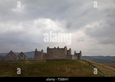 Regenwolken über Ruthven Barracks in der Nähe von Sümpfen Insh RSPB Reservat, Badenoch und Strathspey, Hochland, Schottland, Großbritannien, Oktober 2018 Stockfoto