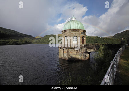 Regenbogen über dem Ventil Turm auf der Garreg Ddu Behälter Elan Valley Powys Wales September 2012 Stockfoto