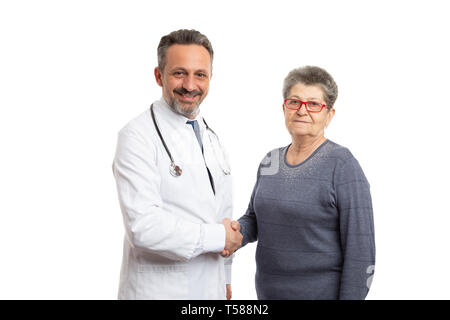 Freundlich männlicher Arzt und ältere Patienten frau Hände schütteln als Ansage oder Konzept auf Weiß isoliert Stockfoto