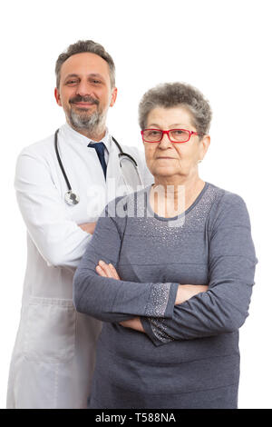 Portrait von lächelnden männlicher Arzt und Patientin mit verschränkten Armen Körperhaltung auf weißem Hintergrund Stockfoto