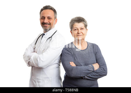 Schwere Patientin und Arzt freundlich lächelnd, während sie die Arme verschränkt wie Porträt Konzept isoliert auf weißem Stockfoto