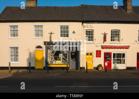 Long Melford Suffolk UK, Blick auf zwei Geschäfte in Hall Street - der Hauptstraße durch Long Melford Dorf, Suffolk, England, Großbritannien Stockfoto