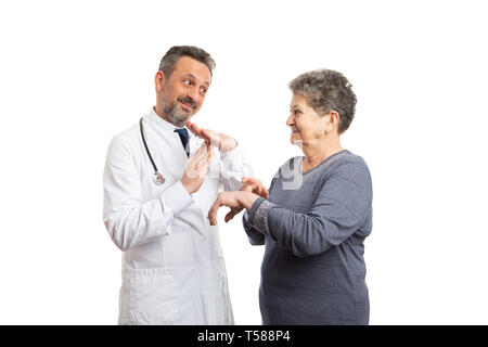 Männlicher Arzt macht Pause - Zeit Geste mit den Händen, während alte Patienten Punkte am Handgelenk so pünktlich Konzept auf weißem Hintergrund Stockfoto