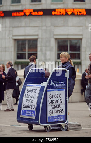 Schockwellen rock Aktien Schlagzeile. London Evening Standard Zeitungskiosk. 16/09/2008 Stockfoto