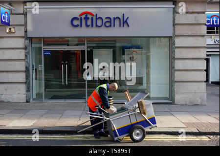 Leeren Sie den Behälter außerhalb der Citibank. London. 28/09/2008 Stockfoto