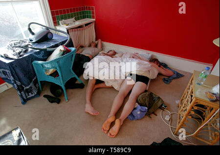 Drei sehr junge Männer auf dem Boden zu schlafen, nachdem eine große Nacht heraus in der Stadt aufgehängt. London. 3/08/2009 Stockfoto