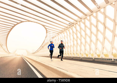 Junge Paare im Freien joggen Stockfoto