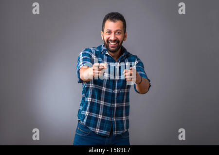 Eine junge schwarze Mann und lächelnd, während in der Kamera Stockfoto