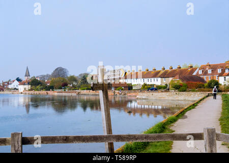 Öffentlichen Fußweg Wegweiser auf dem Weg um bosham Creek bei Flut in Chichester Harbour mit Dorf hinaus. Bosham, West Sussex, England, Großbritannien Stockfoto