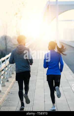 Junge Paare im Freien joggen Stockfoto